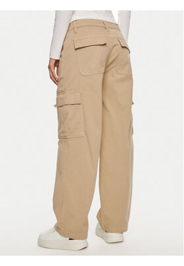 Guess Jeans Spodnie cargo W4YB61 WGCV1 Beżowy Relaxed Fit. Kolor: beżowy. Materiał: bawełna