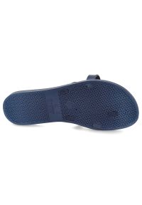Granatowe Japonki Ipanema Modne Obuwie Damskie. Okazja: na co dzień, na plażę, na spacer. Kolor: niebieski. Materiał: materiał. Wzór: paski. Sezon: lato. Styl: casual, elegancki #3