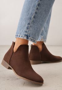 Renee - Brązowe Botki VICES Ozdobione Suwakiem i Wycięciami na Cholewce Fyserira. Okazja: na co dzień. Kolor: brązowy. Materiał: jeans. Szerokość cholewki: normalna. Wzór: aplikacja. Styl: casual #1