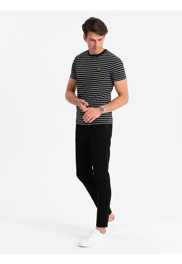 Ombre Clothing - Męski t-shirt w paski z patchem Ombre Design – czarno-biały V2 OM-TSCT-0183 - XXL. Okazja: na co dzień. Kolor: biały. Materiał: guma, jeans, poliester, bawełna. Wzór: paski. Styl: casual