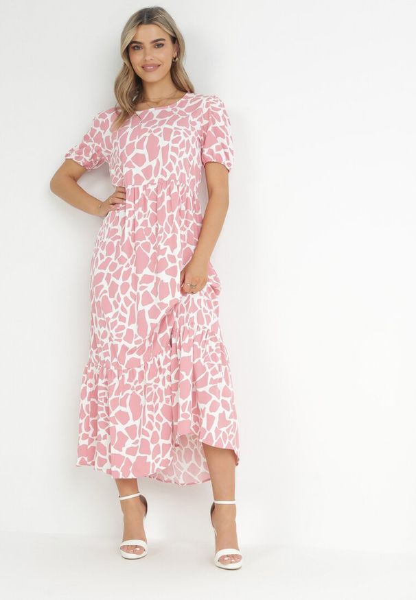 Born2be - Różowa Rozkloszowana Sukienka Maxi z Falbanką na Dole Zeanna. Kolor: różowy. Długość rękawa: krótki rękaw. Sezon: wiosna, lato. Styl: klasyczny. Długość: maxi