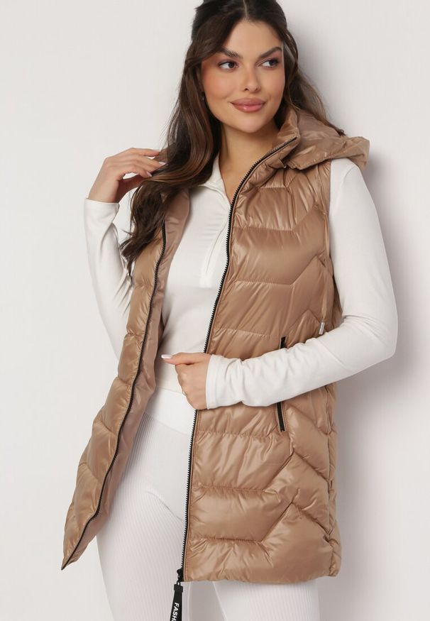 Born2be - Ciemnobeżowa Kamizelka z Odpinanym Kapturem Pikowana z Kieszeniami Quillasa. Kolor: beżowy. Materiał: materiał. Sezon: wiosna, jesień