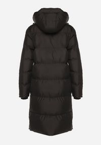 Born2be - Czarna Długa Kurtka Pikowana z Kapturem Genama. Okazja: na co dzień, na spacer. Typ kołnierza: kaptur. Kolor: czarny. Materiał: jeans, dzianina, poliester. Długość: długie. Styl: casual, klasyczny #6