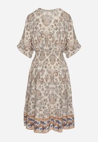 Born2be - Ciemnobeżowa Sukienka z Wiskozy w Ornamentalny Wzór z Szeroką Gumką w Pasie Tanissla. Okazja: do pracy, na spotkanie biznesowe, na co dzień, na randkę. Typ kołnierza: dekolt w kształcie V. Kolor: beżowy. Materiał: wiskoza. Długość rękawa: krótki rękaw. Sezon: wiosna, lato. Styl: klasyczny, casual, elegancki, biznesowy #6