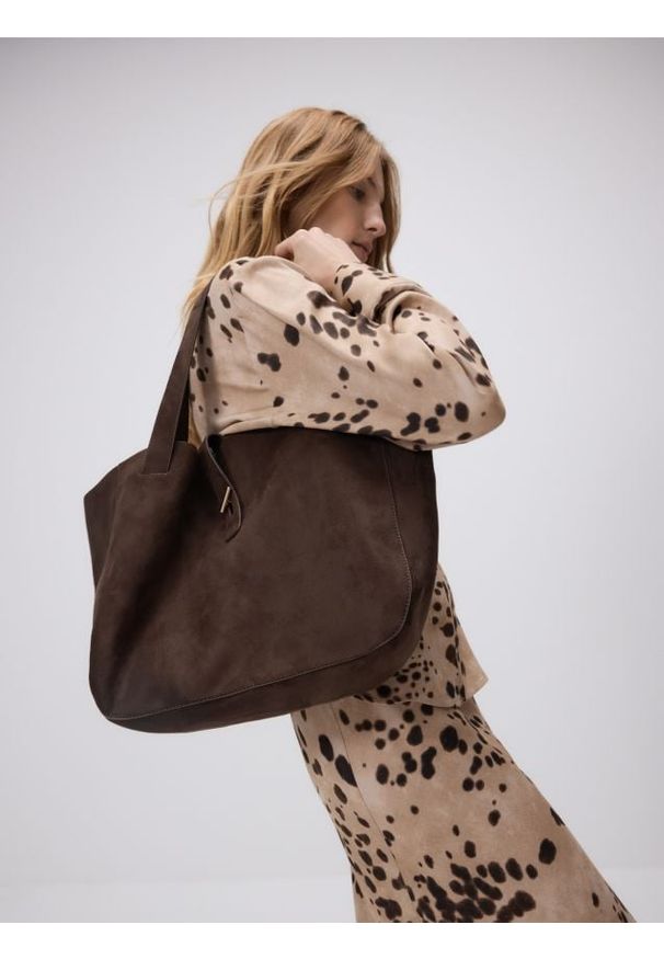 Reserved - Torebka shopper z imitacji zamszu - ciemnobrązowy. Kolor: brązowy. Materiał: zamszowe