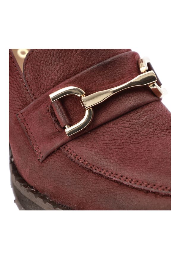 Półbuty damskie Armodo, cholewka ze skóry naturalnej o gładkim wykończeniu z metalową ozdobą na podbiciu i zaokrąglonym noskiem, bordowe, 1511. Okazja: do pracy, na spotkanie biznesowe. Zapięcie: klamry. Kolor: czerwony. Szerokość cholewki: normalna. Wzór: gładki, aplikacja. Materiał: skóra. Obcas: na obcasie. Styl: biznesowy, elegancki. Wysokość obcasa: średni