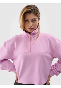 4f - 4F Bluza dresowa z bawełną organiczną damska - pudrowy róż M. Okazja: na co dzień. Typ kołnierza: kołnierzyk stójkowy, bez kaptura. Kolor: różowy. Materiał: bawełna, dresówka. Wzór: gładki, ze splotem. Sezon: lato. Styl: casual, klasyczny, sportowy #1