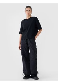 4f - 4F T-shirt regular z waflowej dzianiny damski - czarny S. Okazja: na co dzień. Kolor: czarny. Materiał: dzianina. Długość rękawa: krótki rękaw. Długość: krótkie. Wzór: kratka. Styl: klasyczny, casual, sportowy #2