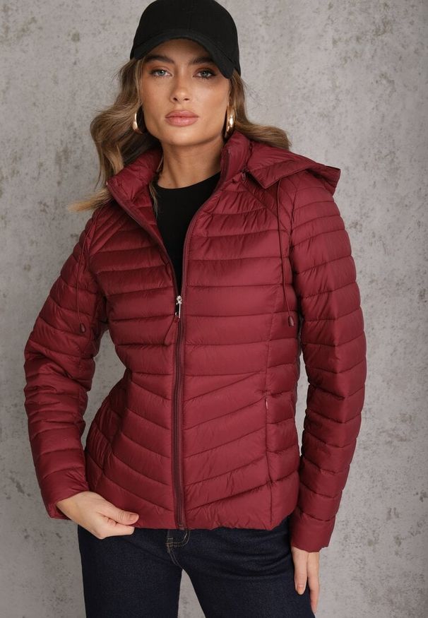 Renee - Bordowa Przejściowa Kurtka Pikowana z Kapturem z Możliwością Odpięcia Pretiga. Okazja: na spacer. Typ kołnierza: kaptur. Kolor: czerwony. Materiał: jeans, nylon