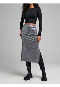 Sinsay - Cekinowa spódnica midi z rozcięciem - srebrny. Kolor: srebrny