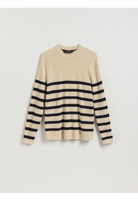 Reserved - Strukturalny sweter w paski - beżowy. Kolor: beżowy. Materiał: bawełna, dzianina. Wzór: paski #1
