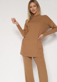 Born2be - Brązowy Prążkowany Komplet Dzianinowy z Bawełną Sweter z Półgolfem i Spodnie Elweda. Kolor: brązowy. Materiał: prążkowany, bawełna, dzianina #3