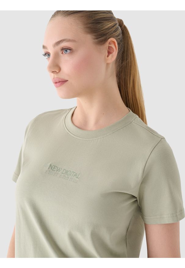 4f - 4F T-shirt regular z nadrukiem damski - oliwkowy/khaki XS. Okazja: na co dzień. Kolor: oliwkowy, brązowy, wielokolorowy. Materiał: dzianina, jersey, bawełna. Wzór: nadruk. Styl: casual, klasyczny, sportowy