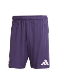 Adidas - Szorty wyjazdowe Manchester United 25/26. Kolor: fioletowy. Sport: piłka nożna