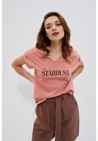 MOODO - Bawełniana bluzka z nadrukiem ceglasta. Typ kołnierza: dekolt w serek. Kolor: czerwony. Materiał: bawełna. Wzór: nadruk #1