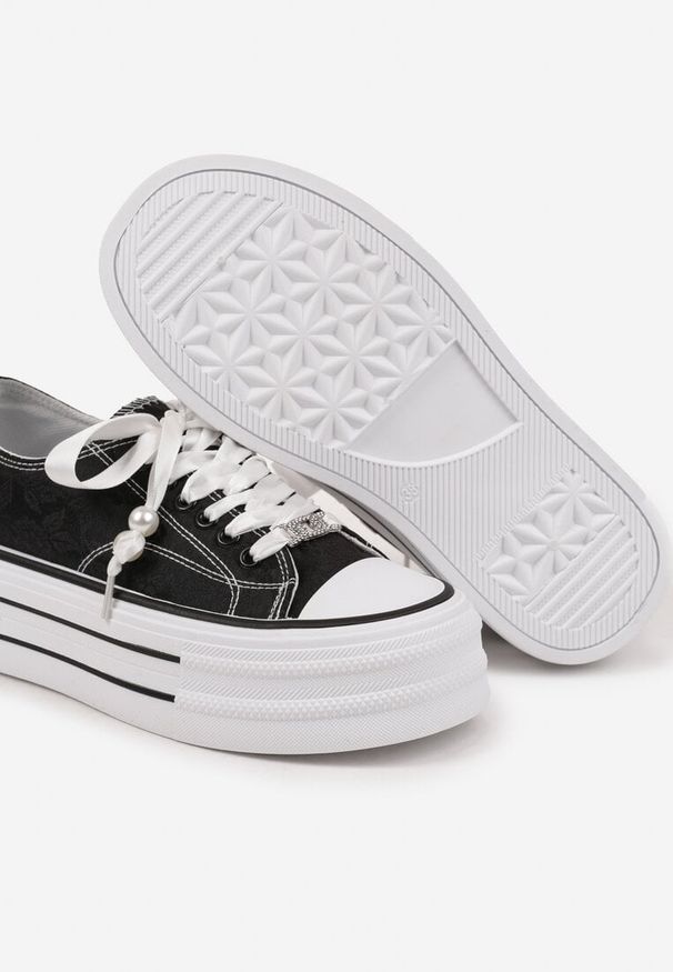 Born2be - Czarne Trampki na Grubej Podeszwie z Perełkami Korami. Okazja: na co dzień, na spacer. Zapięcie: sznurówki. Kolor: czarny. Materiał: jeans. Styl: klasyczny, glamour, elegancki, casual