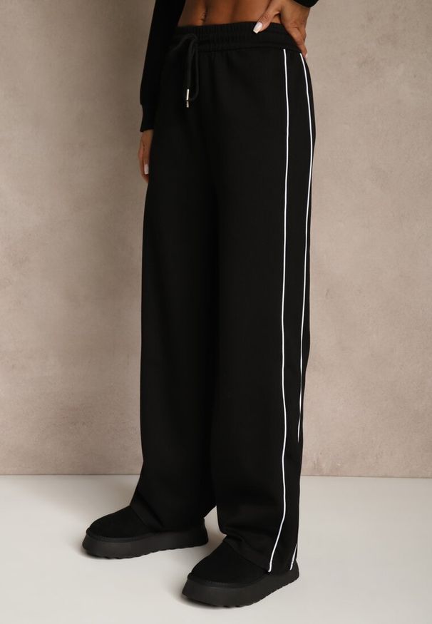 Renee - Czarny Komplet Dresowy w Stylu Retro Spodnie Wide Leg i Bluza ze Stójką Sewelia. Kolor: czarny. Materiał: dresówka