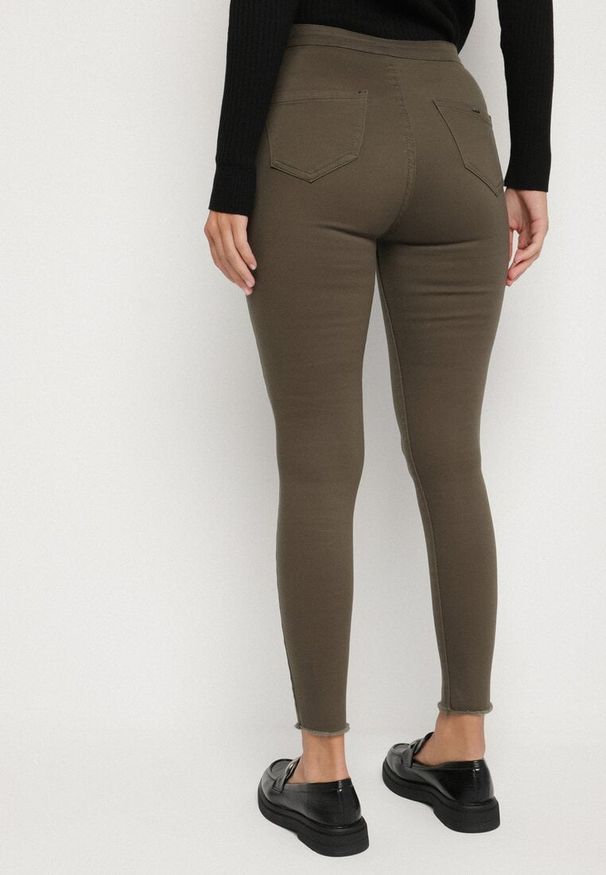 Born2be - Ciemnozielone Spodnie Skinny Biscova. Kolor: beżowy. Styl: elegancki