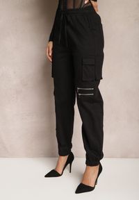 Renee - Czarne Bawełniane Spodnie z Kieszeniami Cargo i Nogawkami Jogger Aniret. Kolor: czarny. Materiał: bawełna. Wzór: aplikacja #5