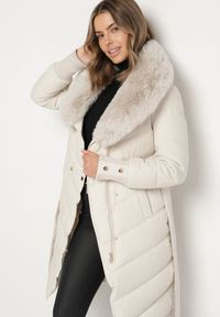 Born2be - Biała Elegancka Kurtka z Pikowanymi Przeszyciami i Futrzanym Kołnierzem Gallea. Okazja: na spacer, na co dzień. Kolor: biały. Materiał: futro. Sezon: zima. Styl: elegancki #5