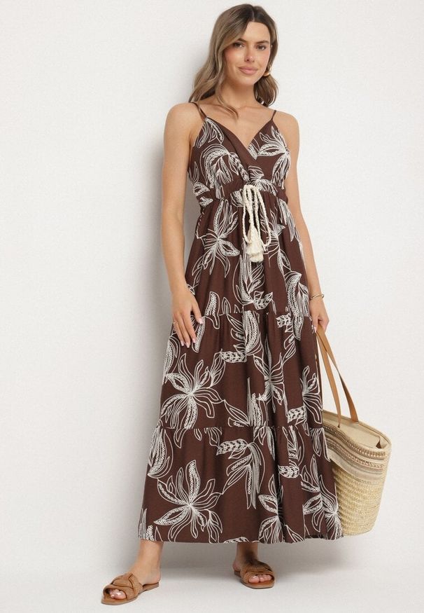 Born2be - Brązowa Kopertowa Sukienka z Wiskozą Ozdobiona Haftami i Sznurkiem Liramene. Okazja: na co dzień. Kolor: brązowy. Materiał: wiskoza. Długość rękawa: na ramiączkach. Wzór: aplikacja, haft. Typ sukienki: kopertowe. Styl: elegancki, casual