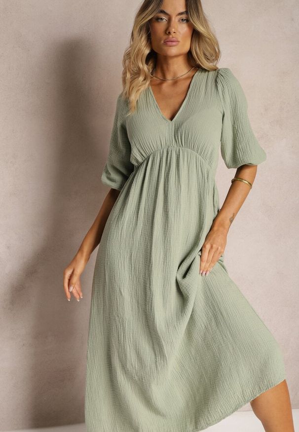 Renee - Ciemnozielona Sukienka z Bawełny Ozdobiona Wiązaniem i Gumką w Pasie Wlarina. Typ kołnierza: dekolt w kształcie V. Kolor: zielony. Materiał: bawełna. Wzór: aplikacja