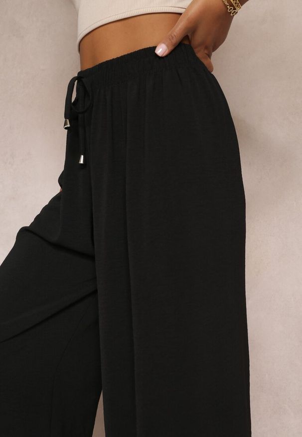 Renee - Czarne Spodnie z Gumką w Pasie i Szerokimi Nogawkami Seira. Kolor: czarny