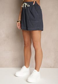 Renee - Granatowe Szorty High Waist z Wiskozą o Klasycznym Kroju z Kieszeniami i Wiązaniem Raletta. Okazja: na co dzień. Stan: podwyższony. Kolor: niebieski. Materiał: wiskoza. Sezon: lato. Styl: klasyczny