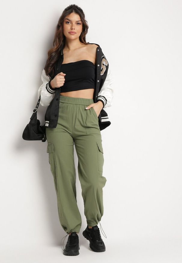 Born2be - Zielone Bawełniane Bojówki z Naszytymi Kieszeniami i Ściągaczami Spodnie Rinea. Stan: podwyższony. Kolor: zielony. Materiał: bawełna. Wzór: aplikacja