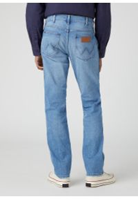 Wrangler - WRANGLER MĘSKIE SPODNIE JEANSOWE WRANGLER GREENSBORO COOL TWIST W15QYLZ70