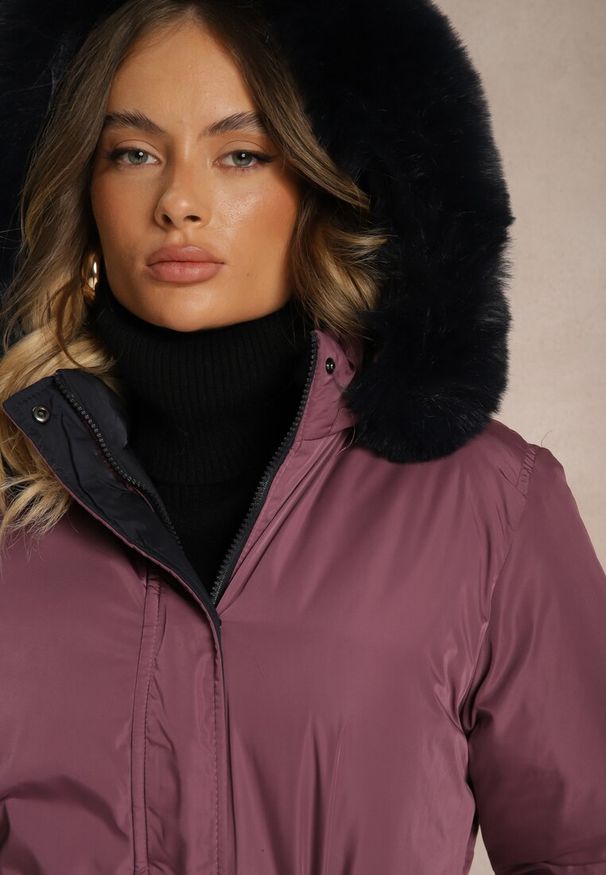 Renee - Ciemnofioletowa Długa Kurtka Płaszcz o Dwustronnym Fasonie z Kapturem Astrae. Typ kołnierza: kaptur. Kolor: fioletowy. Materiał: futro. Długość: długie. Wzór: gładki, aplikacja