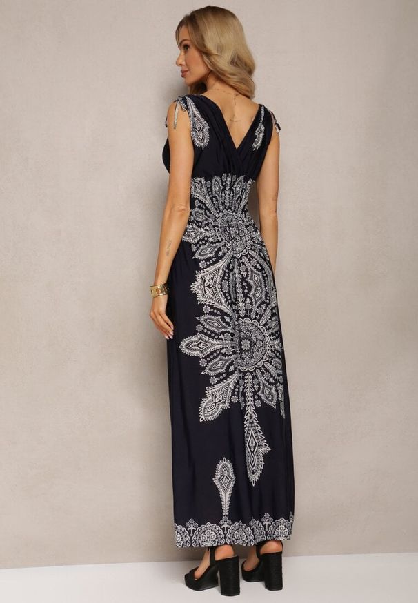 Renee - Granatowa Sukienka z Ornamentalnym Wzorem Sznurkami Przy Ramionach i Gumką w Talii Alerada. Okazja: na co dzień. Typ kołnierza: dekolt w serek. Kolor: niebieski. Materiał: tkanina. Sezon: lato. Styl: casual, klasyczny