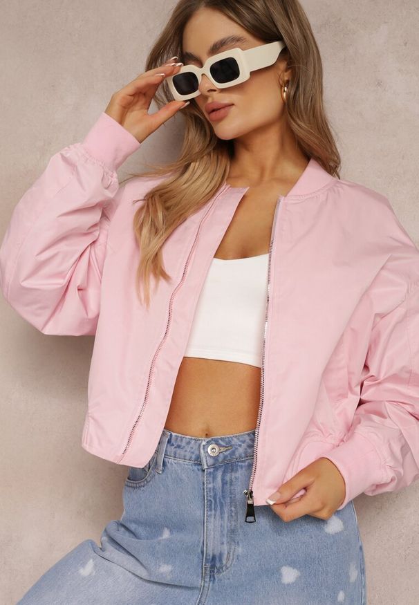 Renee - Różowa Kurtka Bomberka z Zasuwanymi Kieszeniami na Rękawach Jaylianna. Kolor: różowy
