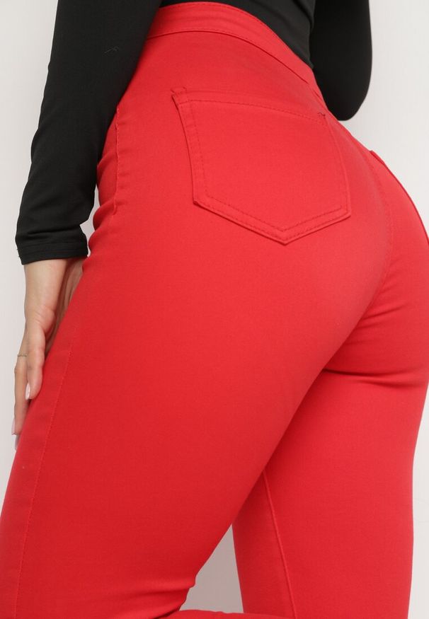 Born2be - Czerwone Dopasowane Bawełniane Spodnie Irinaes. Okazja: na co dzień. Kolor: czerwony. Materiał: bawełna. Wzór: aplikacja. Styl: klasyczny, casual, elegancki