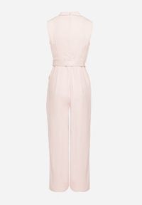 Born2be - Różowy Taliowany Kombinezon Ozdobiony Paskiem z Klamrą Tilferia. Kolor: różowy. Wzór: aplikacja. Styl: elegancki, klasyczny #6