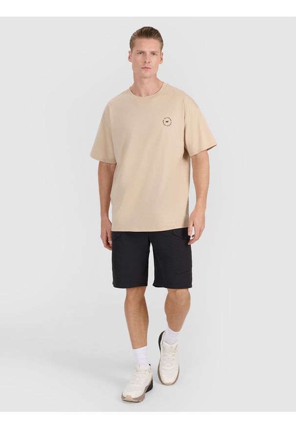 4f - 4F T-shirt oversize z nadrukiem męski - beżowy S. Okazja: na co dzień. Kolor: beżowy. Materiał: tkanina, jersey, bawełna. Długość rękawa: krótki rękaw. Długość: krótkie. Wzór: nadruk. Styl: casual, klasyczny, sportowy
