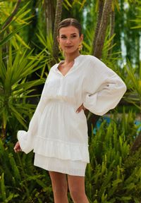 Renee - Biała Sukienka z Gumką w Pasie i Falbanką Amee. Kolor: biały. Materiał: tkanina. Sezon: lato #1