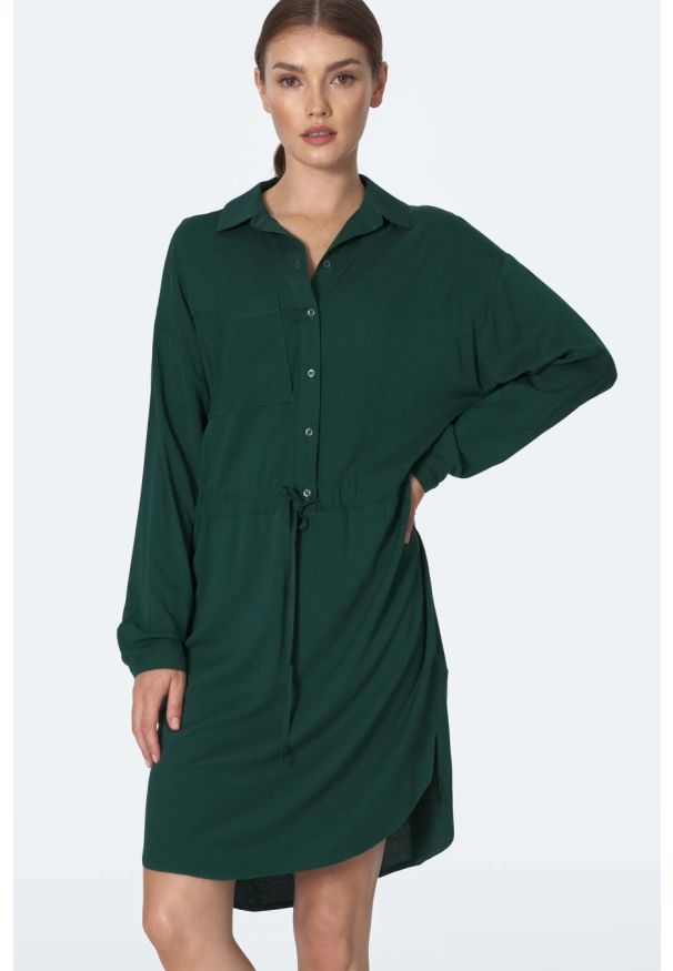 Sukienki.shop - Zwiewna koszulowa sukienka z wiązaniem w talii. Okazja: na co dzień, na spotkanie biznesowe, do pracy. Typ kołnierza: kołnierzyk klasyczny. Materiał: wiskoza, skóra, materiał. Długość rękawa: długi rękaw. Sezon: wiosna, jesień, lato. Typ sukienki: koszulowe. Styl: casual, biznesowy, elegancki, klasyczny. Długość: midi