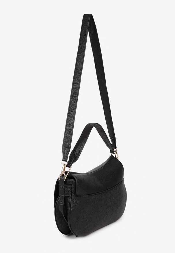 Born2be - Czarna Torebka Listonoszka na Ramię z Aplikacją na Klapie Adurrive. Kolor: czarny. Wzór: aplikacja. Dodatki: z aplikacjami. Styl: casual, klasyczny. Rodzaj torebki: na ramię