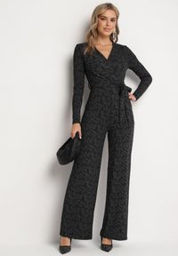 Born2be - Czarny Kombinezon z Wiskozą o Kopertowym Kroju z Paskiem Zdobiony Metaliczną Nicią Loradi. Okazja: na co dzień. Kolor: czarny. Materiał: wiskoza. Długość rękawa: długi rękaw. Długość: długie. Wzór: aplikacja. Styl: casual, elegancki #2