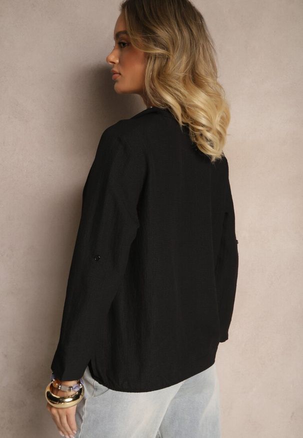 Renee - Czarna Koszula z Regulacją przy Rękawach Ilanelis. Okazja: na co dzień. Kolor: czarny. Materiał: jeans. Styl: casual
