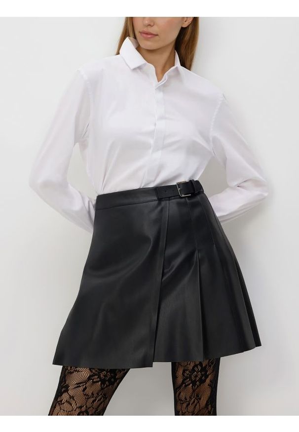 Reserved - Spódnica mini z imitacji skóry - czarny. Kolor: czarny. Materiał: skóra