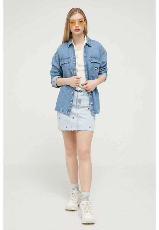 Tommy Jeans koszula jeansowa damska kolor niebieski relaxed z kołnierzykiem klasycznym. Typ kołnierza: kołnierzyk klasyczny. Kolor: niebieski. Materiał: tkanina, bawełna. Długość rękawa: długi rękaw. Długość: długie. Styl: klasyczny