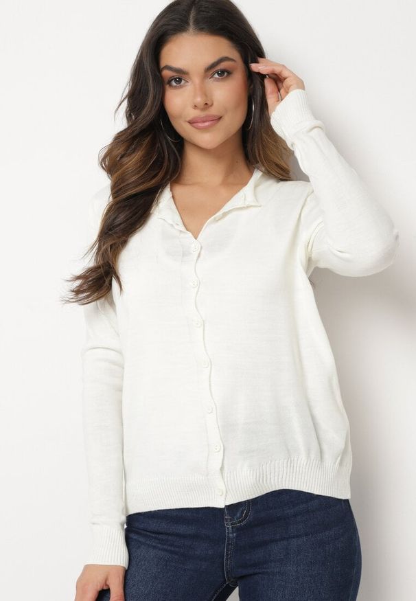 Born2be - Jasnobeżowy Kardigan Zapinany na Guziki ze Ściągaczem Omeana. Okazja: na co dzień, do pracy. Kolor: beżowy. Materiał: jeans. Styl: klasyczny, elegancki, casual