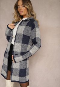 Renee - Granatowy Długi Kardigan w Kratę z Ozdobną Broszką i Kapturem Terilinda. Okazja: na co dzień. Kolor: niebieski. Materiał: jeans, bawełna. Długość: długie. Styl: klasyczny, casual, elegancki