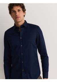 Reserved - Koszula slim z bawełny egipskiej - granatowy. Kolor: niebieski. Materiał: bawełna #1