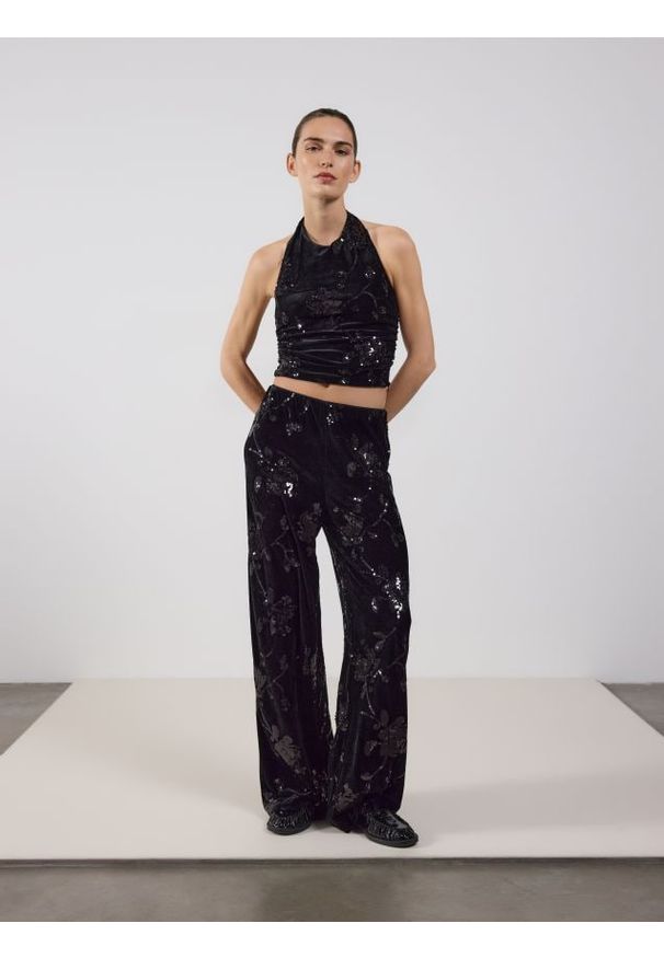 Reserved - Top halter z cekinami - czarny. Typ kołnierza: dekolt halter. Kolor: czarny. Materiał: dzianina