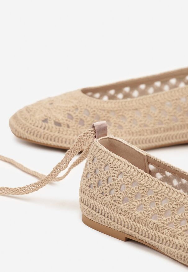 Renee - Ciemnobeżowe Balerinki Vices z Szydełkową Cholewką i Wiązaniem Wokół Kostki Ernelia. Okazja: na co dzień. Kolor: beżowy. Materiał: jeans. Szerokość cholewki: normalna. Styl: elegancki, casual