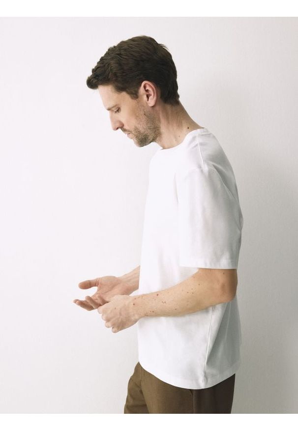 Reserved - T-shirt regular z merceryzowanej bawełny - biały. Kolor: biały. Materiał: bawełna