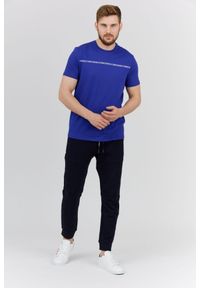 Armani Exchange - ARMANI EXCHANGE Niebieski t-shirt męski z paskiem z logo. Kolor: niebieski. Materiał: prążkowany